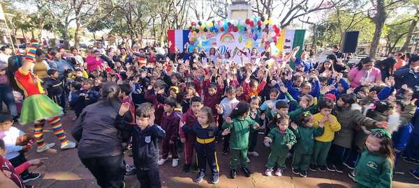 Niños disfrutan de actividades recreativas en la plaza Mariscal Estigarribia - Nacionales - ABC Color