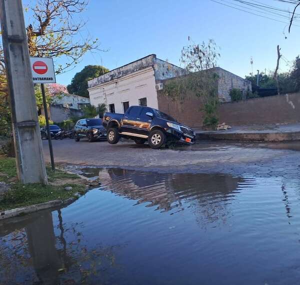 Vecinos de Pilar reclaman a Essap por pozos sin tapar tras reparaciones - Nacionales - ABC Color