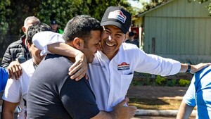 Santiago Peña se abraza con el hijo del "árbol que da frutos" y que está condenado por lavado