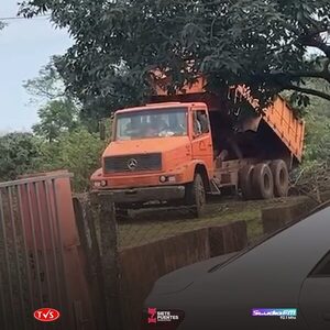 DENUNCIAN QUE CAMIÓN MUNICIPAL ARROJA BASURA FRENTE A VIVIENDAS EN ENCARNACIÓN - «TVS DIGITAL»