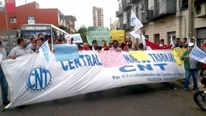 Gobierno convoca a mesa tripartita para frenar paro de transporte