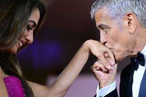 George Clooney se mostró muy romántico en la alfombra roja del Festival de Cine de Venecia - Gente - ABC Color