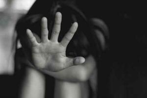 Ordenan prisión preventiva para comisario de Interpol acusado de abusar de su hija