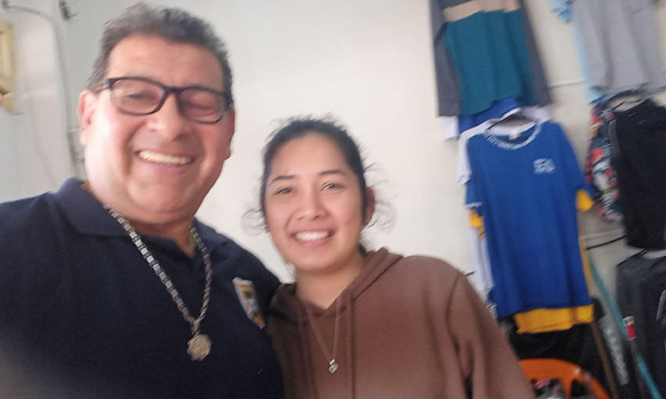 Honestidad ovetense: Yenifer devolvió riñonera del Prof Yiyo con todas sus pertenencias - OviedoPress