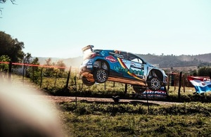 Gran primer rulo de Diego Domínguez Bejarano en la WRC2