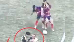 Jugador se sacaba su arito y mientras les entró gol