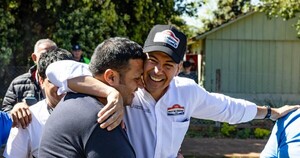 Apuntan al equipo de comunicación de Presidencia por la foto de Santi con el hijo de González Daher