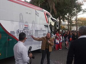 Flamante bus “gratuito” de la Gobernación exige a usuarios pagar combustible, peaje y viáticos - Nacionales - ABC Color