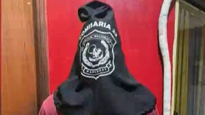 Un hombre sigue a su ex pareja hasta la comisaría e intenta golpearla frente a policías