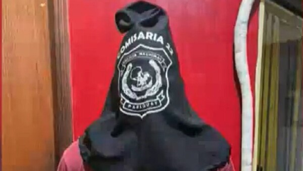 Un hombre sigue a su ex pareja hasta la comisaría e intenta golpearla frente a policías