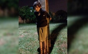 Reducen a golpes a presunto ladrón y lo atan a una columna 