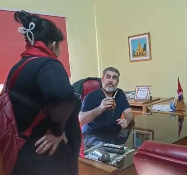Escrachan a intendente de Arroyos y Esteros por permitir basura en área protegida - Nacionales - ABC Color