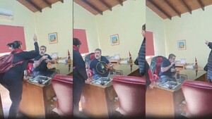 Huevazos: Intendente ligó en su despacho