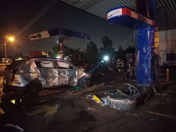 Accidente en Ypané: camioneta choca contra patrullera y derriba surtidor en estación de servicio - Policiales - ABC Color