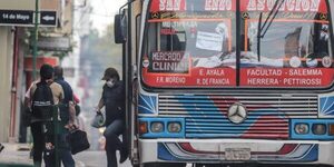 Choferes y autoridades retoman diálogo para evitar huelga en el transporte público