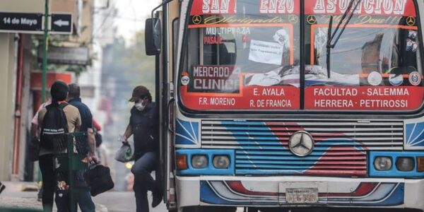 Choferes y autoridades retoman diálogo para evitar huelga en el transporte público