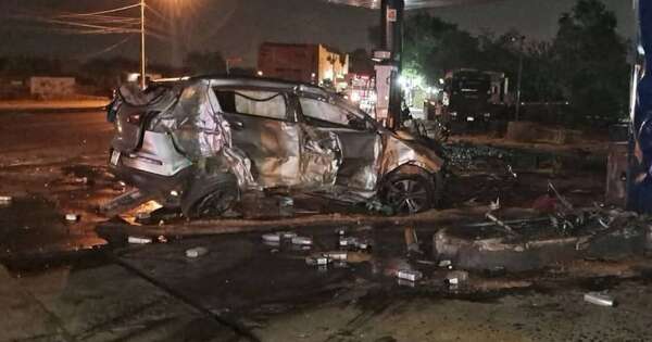 Diario HOY | Choque entre patrullera y camioneta termina en un servicentro: dispensador salió de raíz