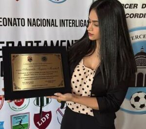 Popular / La ex modelo Andrea Araújo recibió una plaqueta en homenaje a Amarildo