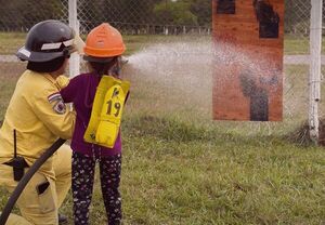 Prevención y diversión con la actividad de Bomberos por un día