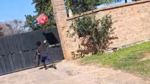 Video: Pobladores de Arroyos y Esteros arrojan basura en la residencia del gobernador Denis Lichi