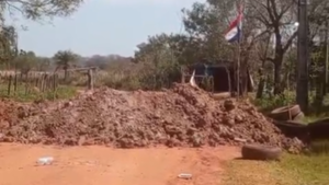 Pobladores en Arroyos y Esteros hacen retenes para evitar el ingreso de camiones con basura