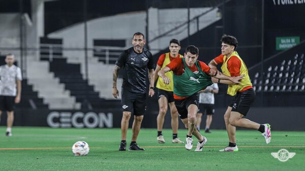 Versus / Libertad estrena DT ante un Cerro Porteño enfocado en defender la punta