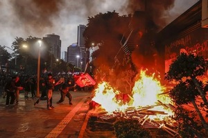 Incendio provocado por manifestantes en Indonesia deja tres muertos y cinco heridos