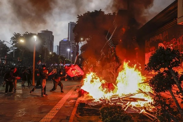Incendio provocado por manifestantes en Indonesia deja tres muertos y cinco heridos