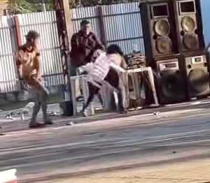 Popular / (VIDEO)Doña quiso besuquear a karai y este respondió con sillazos