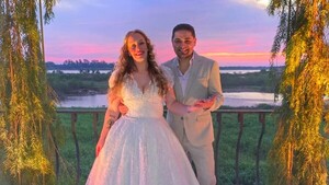 Con sus hijos como testigos, Nicole Sautú y Víctor Piroca Gavilán celebraron su boda