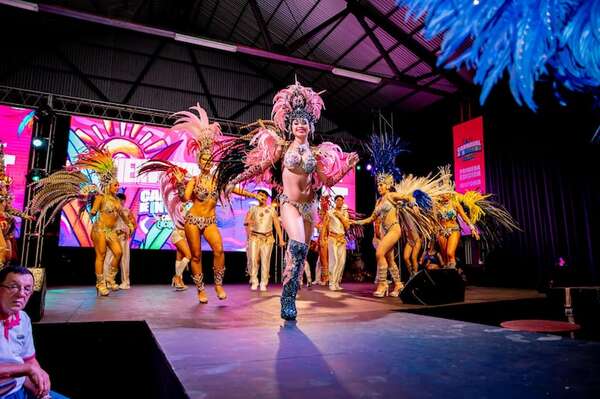 El carnaval se despide de Encarnación hasta la próxima edición en el 2026 - Nacionales - ABC Color