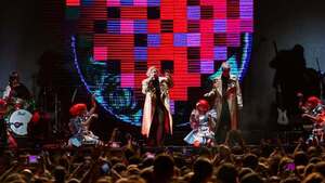 Miranda! deslumbró con purpurina, plumas y fiesta pop en Paraguay