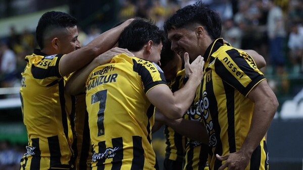 Guaraní aplasta y es el único líder del Clausura
