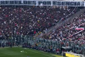 Hincha de Colo Colo muere tras caer del techo del Monumental en superclásico  ante U de Chile - Fútbol Internacional - ABC Color