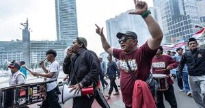 La Nación / Indonesia refuerza la seguridad tras violentas protestas con seis muertos