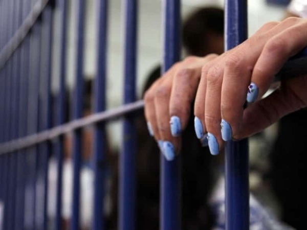 Mujer fue condenada a 22 años de cárcel por abusar de su hija