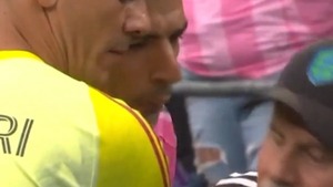 El escupitajo de Luis Suárez a un miembro del cuerpo técnico del Seattle Sounders