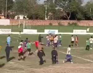 Popular / (VIDEO)Peloteros se trenzaron y partido tuvo que suspenderse