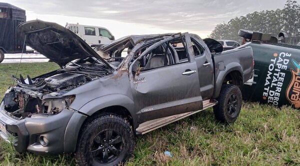 Un muerto y varios heridos dejó un vuelco de camioneta que transportaba caballos
