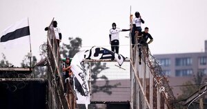 Versus / Hincha de Colo Colo muere tras caer del techo del estadio antes del superclásico en Chile