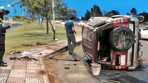 Camioneta vuelca en la Costanera Norte y complica ingreso al centro de Asunción