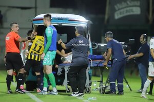 Versus / Metió una patada, vio la roja y terminó con escalofriante lesión