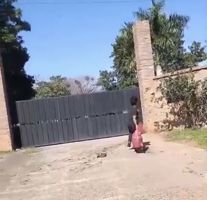 Escrachan al gobernador Denis Lichi y lanzan basura frente a su residencia