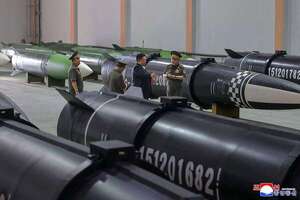 Kim Jong Un inspecciona centro de producción de misiles antes  de partir a China - Mundo - ABC Color