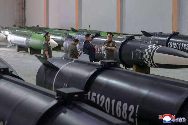 Kim Jong Un inspecciona centro de producción de misiles antes  de partir a China - Mundo - ABC Color