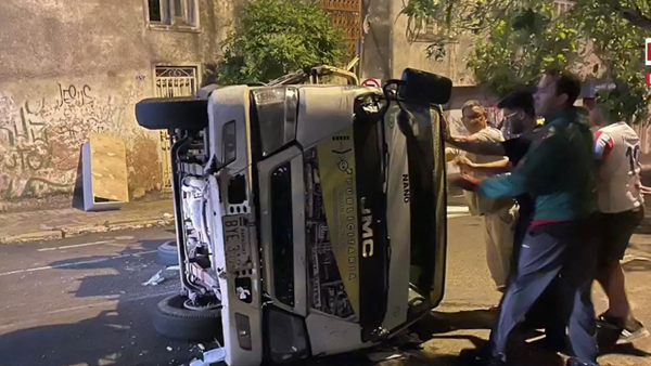 Conductor alcoholizado cruzó bocacalle imprudentemente y terminó volcado tras un choque