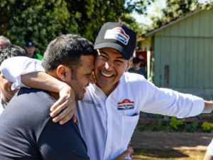 Cuestionan equipo oficial por foto polémica