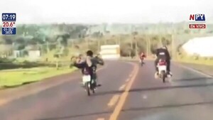 Captan a adolescentes realizando "piruetas" en la Ruta PY03