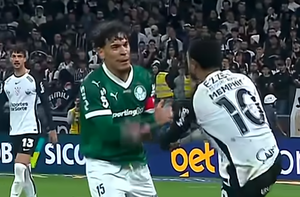 Gustavo Gómez se agarró con Memphis Depay