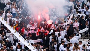 Hincha de Colo Colo murió tras caer del techo del estadio en superclásico de Chile
